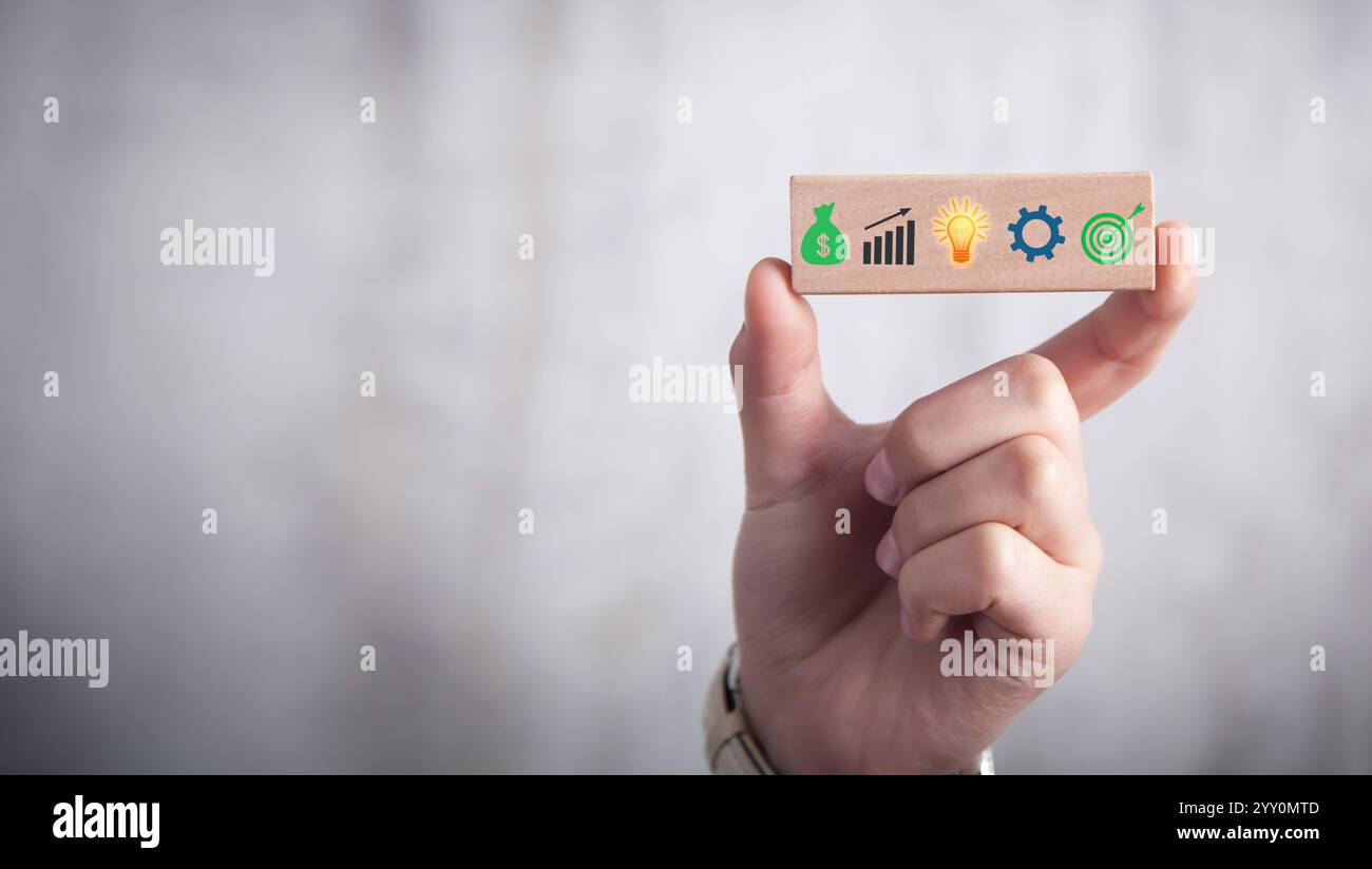 Simboli commerciali su blocco di legno. Processo aziendale. Obiettivo. Risultato Foto Stock