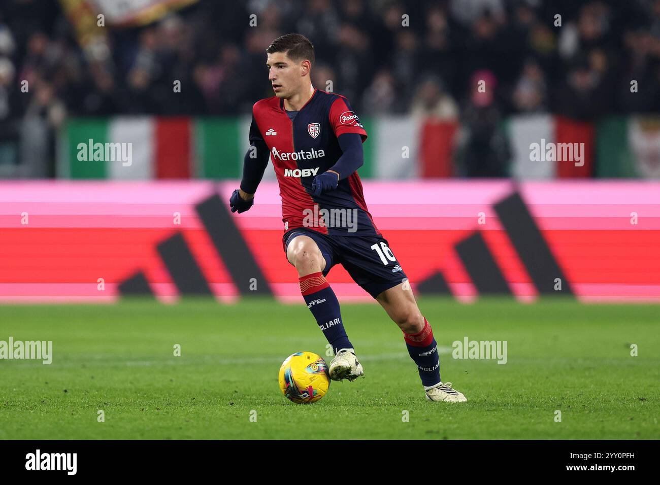 Torino, Italia. 17 dicembre 2024. Matteo Prati del Cagliari calcio in azione durante la gara di Coppa Italia delle 16 partite tra Juventus FC e Cagliari calcio all'Allianz Stadium il 17 dicembre 2024 a Torino. Crediti: Marco Canoniero/Alamy Live News Foto Stock