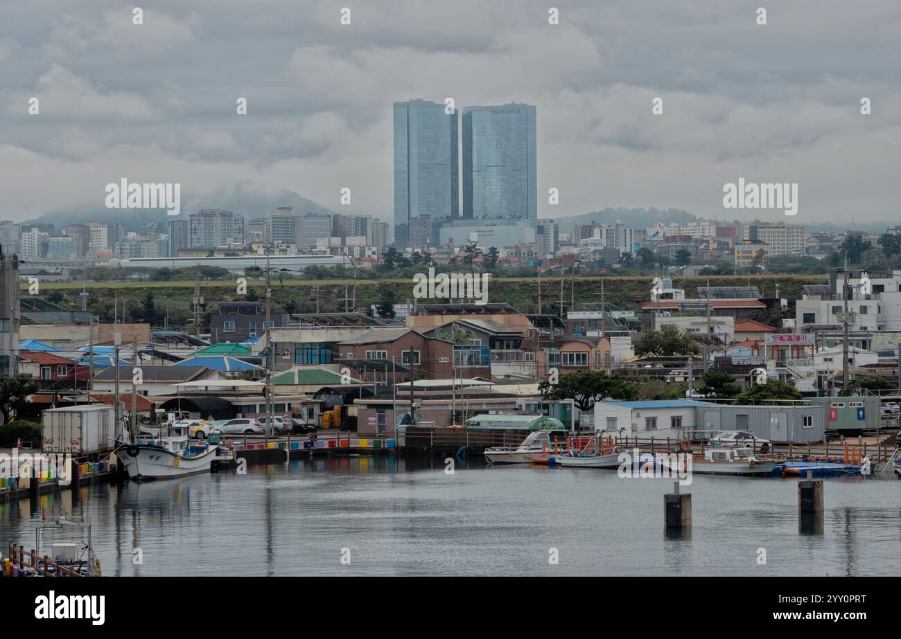 Vista della Torre dei sogni di Jeju dal picco Dodubong, dalla città di Jeju, dall'isola di Jeju, dalla Corea del Sud Foto Stock