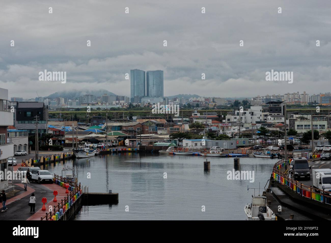 Vista della Torre dei sogni di Jeju dal picco Dodubong, dalla città di Jeju, dall'isola di Jeju, dalla Corea del Sud Foto Stock