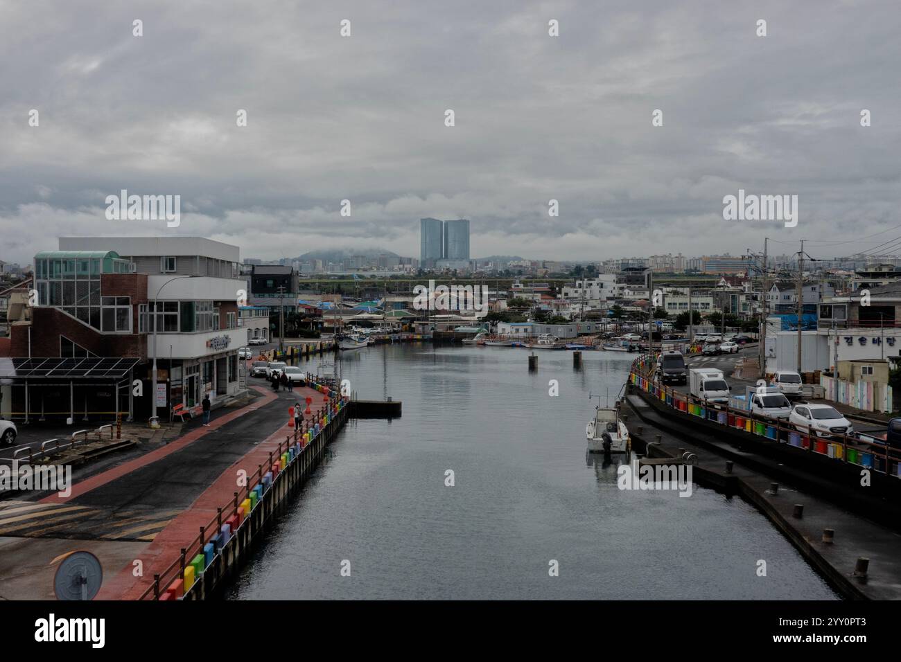 Vista della Torre dei sogni di Jeju dal picco Dodubong, dalla città di Jeju, dall'isola di Jeju, dalla Corea del Sud Foto Stock