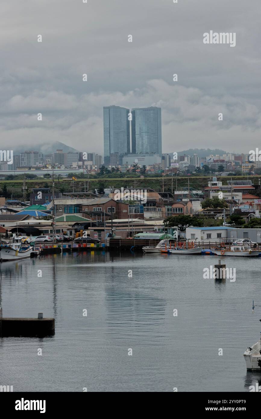 Vista della Torre dei sogni di Jeju dal picco Dodubong, dalla città di Jeju, dall'isola di Jeju, dalla Corea del Sud Foto Stock