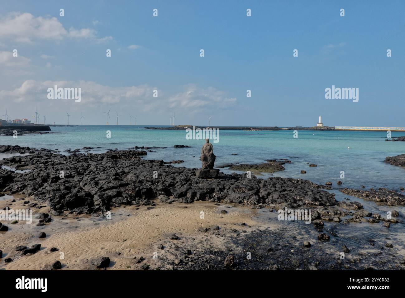 Statua di Haenyo Woman Diver lungo il Jeju Olle Trail, Jeju Island, Corea del Sud Foto Stock