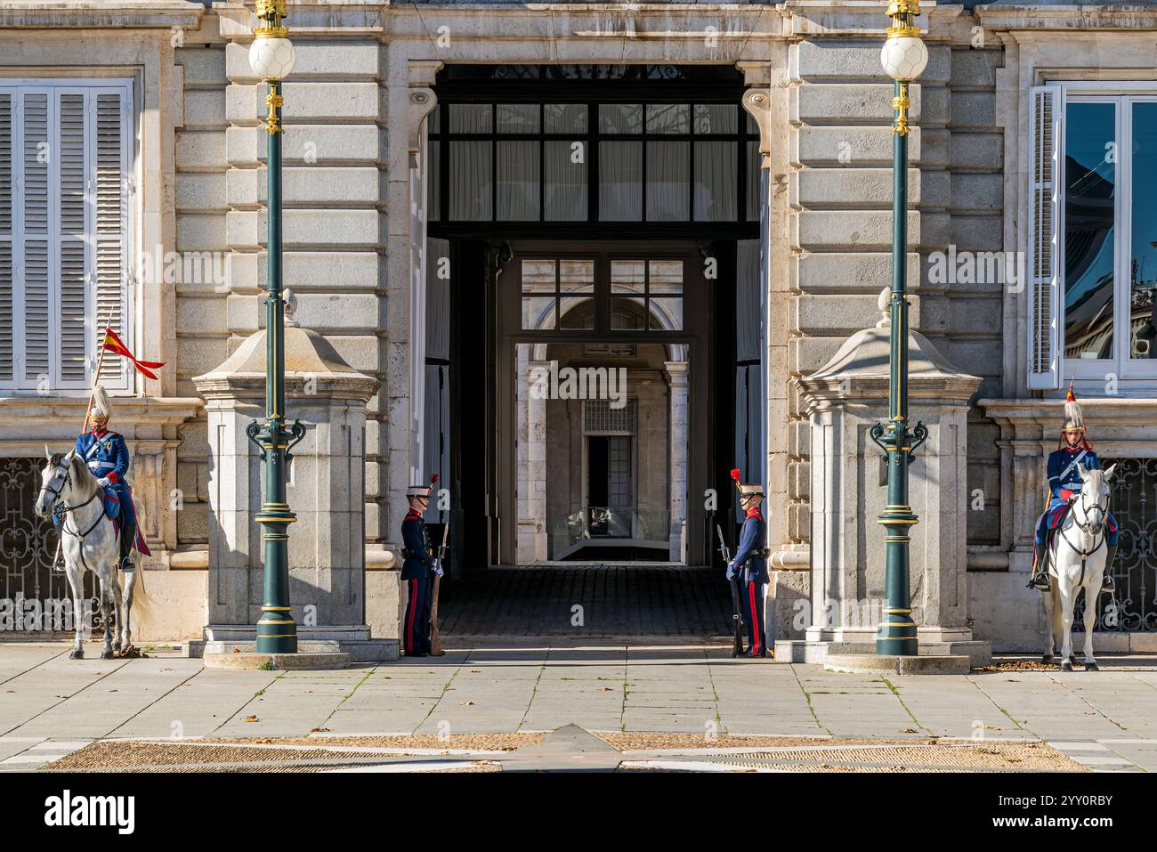 Cerimonia del cambio della Guardia reale al Palazzo reale di Madrid (Palacio Real) Madrid, Spagna Foto Stock