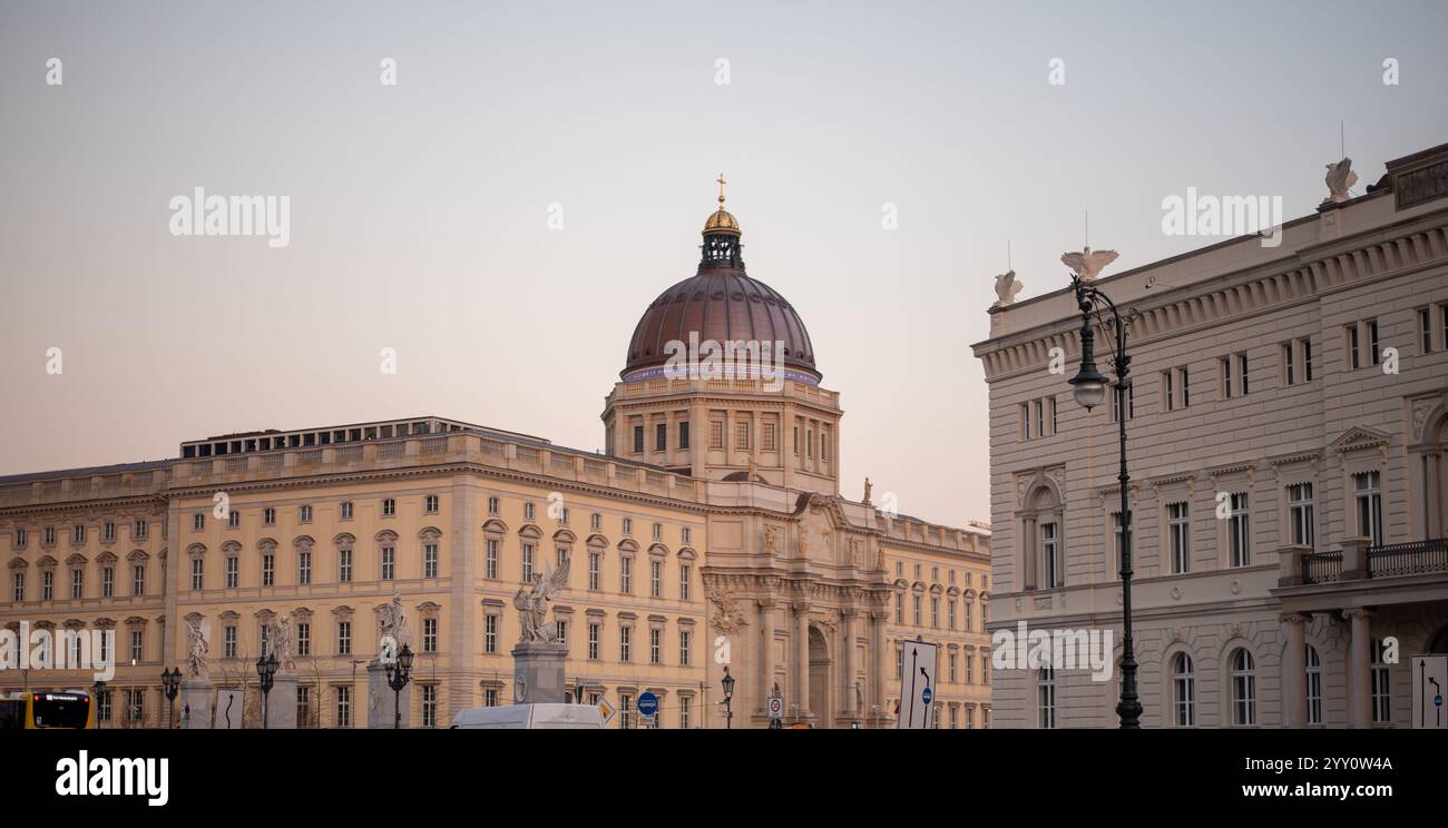 L'Humboldt Forum di Berlino, Germania, un moderno complesso culturale che unisce storia e architettura in una città vivace Foto Stock