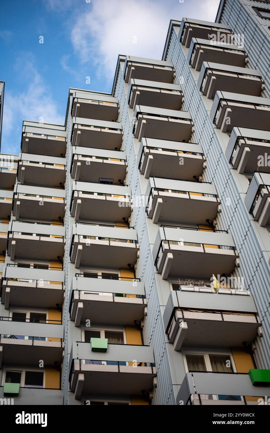 Edificio residenziale a Berlino, che mostra il ritmo del design architettonico e dell'armonia urbana Foto Stock