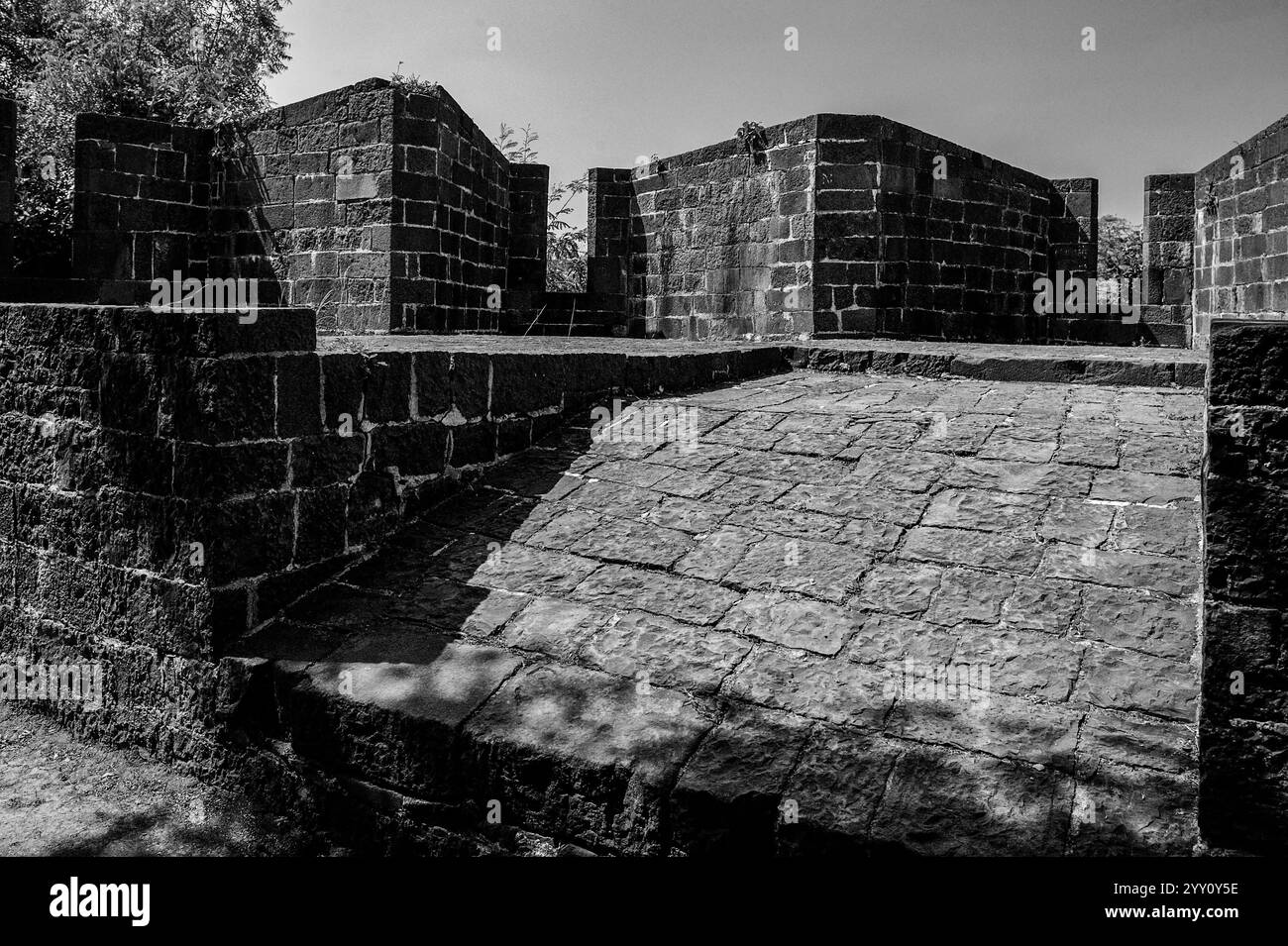 11 novembre 2011 Vintage Old Bllack and White Photo of Rampart (fortificazione) muro sul forte di Ahmednagar - il forte è stato costruito da Ahmed Nizam Shah-Maharashtra Foto Stock