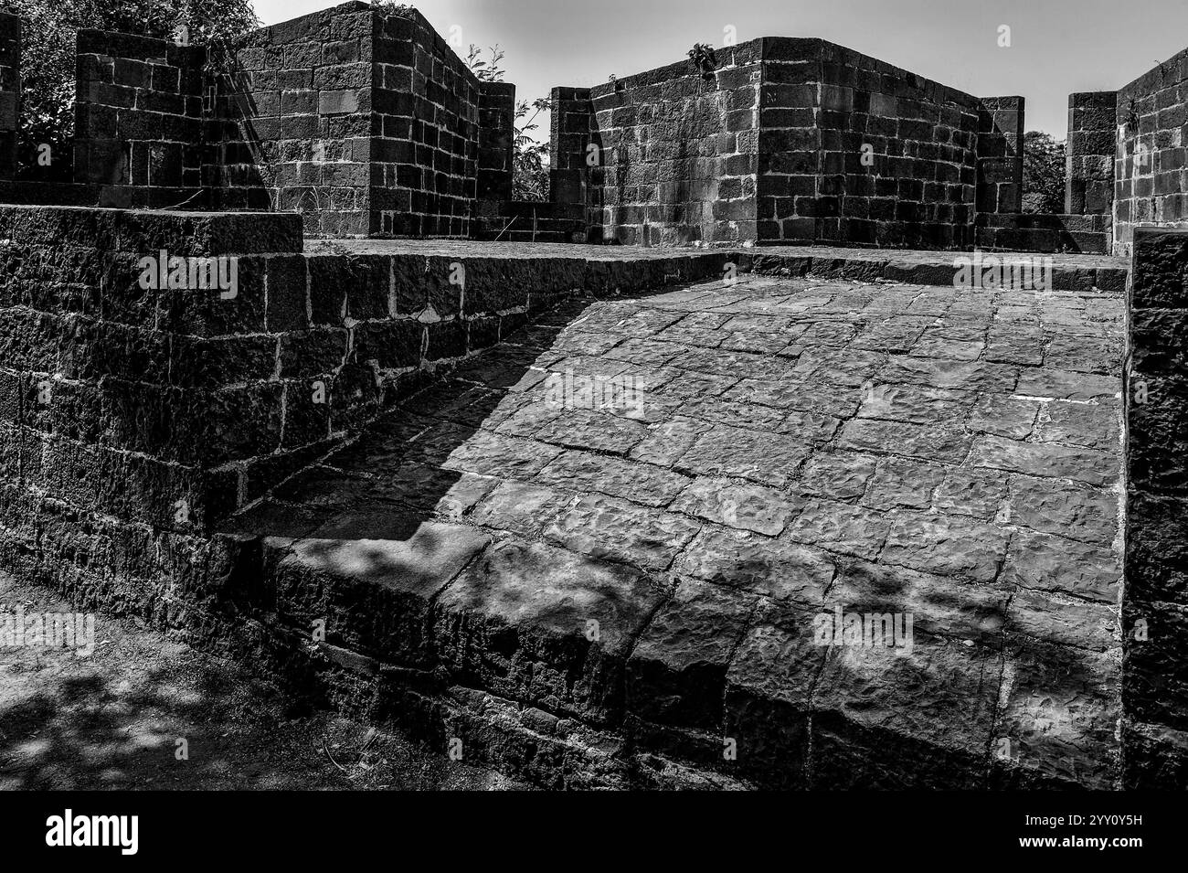 11 novembre 2011 Vintage Old Bllack and White Photo of Rampart (fortificazione) muro sul forte di Ahmednagar - il forte è stato costruito da Ahmed Nizam Shah-Maharashtra Foto Stock