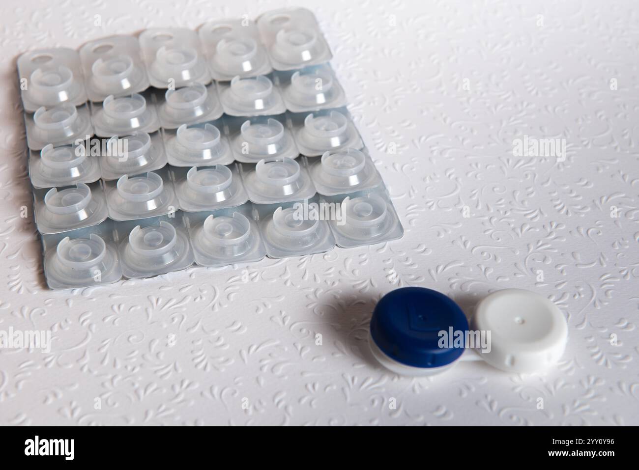 Lenti a contatto e custodia su sfondo bianco, vista dall'alto Foto Stock