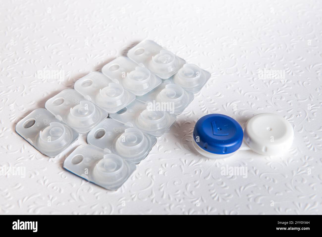 Lenti a contatto e custodia su sfondo bianco, vista dall'alto Foto Stock