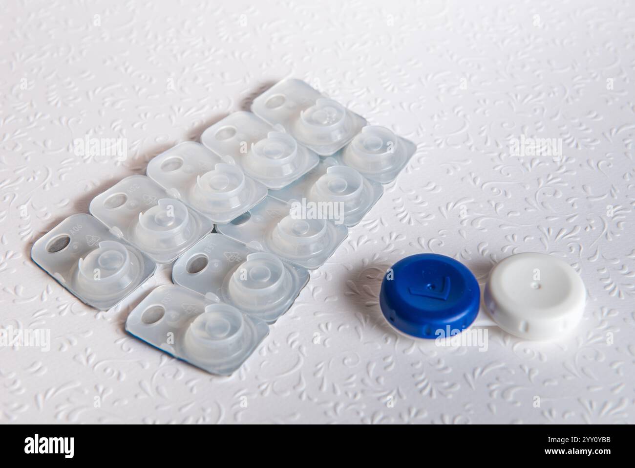 Lenti a contatto e custodia su sfondo bianco, vista dall'alto Foto Stock