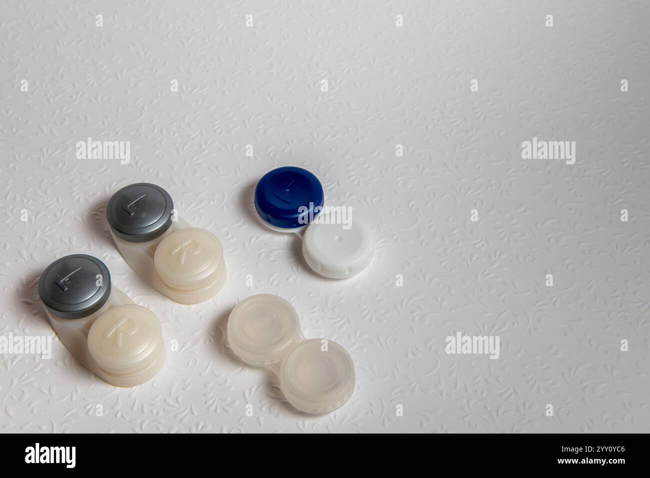 Lenti a contatto su sfondo bianco, vista dall'alto Foto Stock