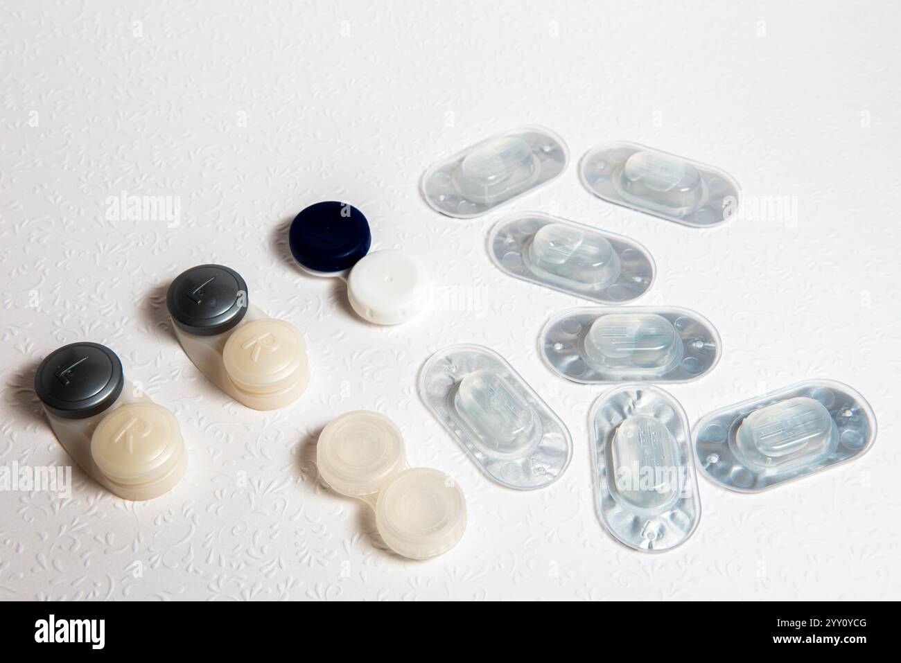 Lenti a contatto e custodia su sfondo bianco, vista dall'alto Foto Stock