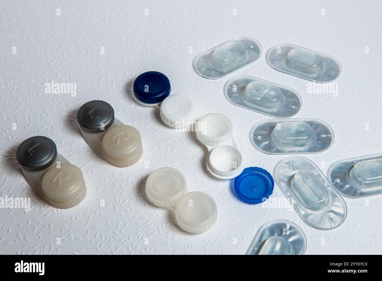 Lenti a contatto e custodia su sfondo bianco, vista dall'alto Foto Stock