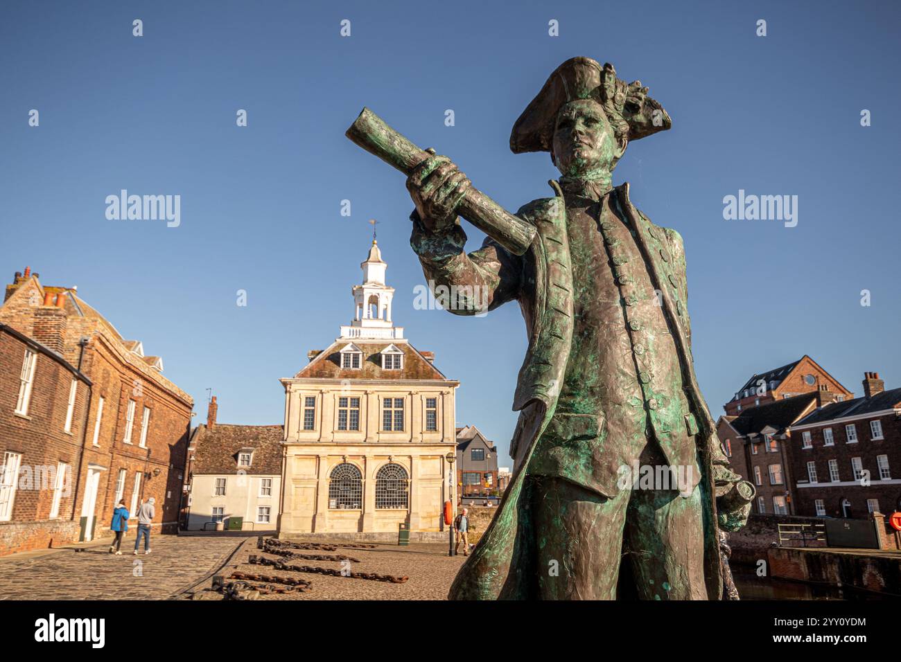 King's Lynn, Inghilterra. Monumento al capitano George Vancouver, ufficiale ed esploratore della Royal Navy britannica, di fronte alla Custom House Foto Stock