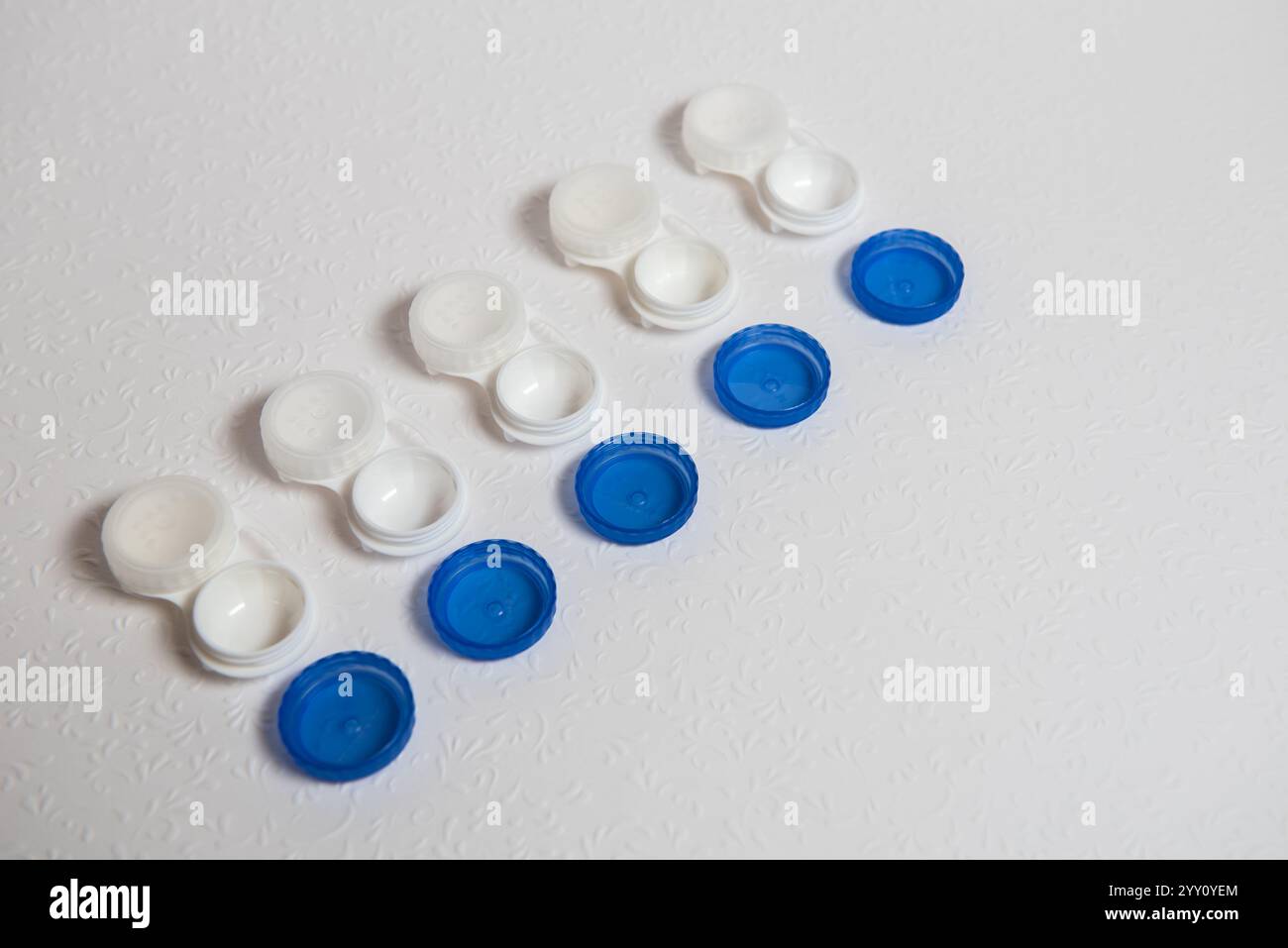 Lenti a contatto su sfondo bianco, vista dall'alto Foto Stock