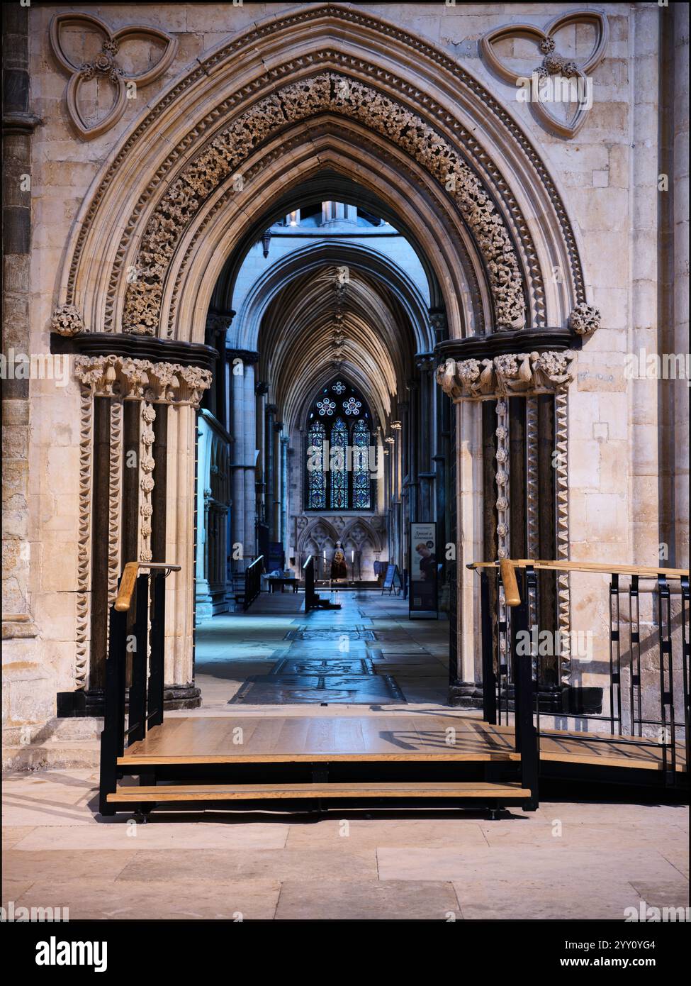 Porta ad arco appuntita verso la navata sud-est della cattedrale cristiana di Lincoln, in Inghilterra. Foto Stock