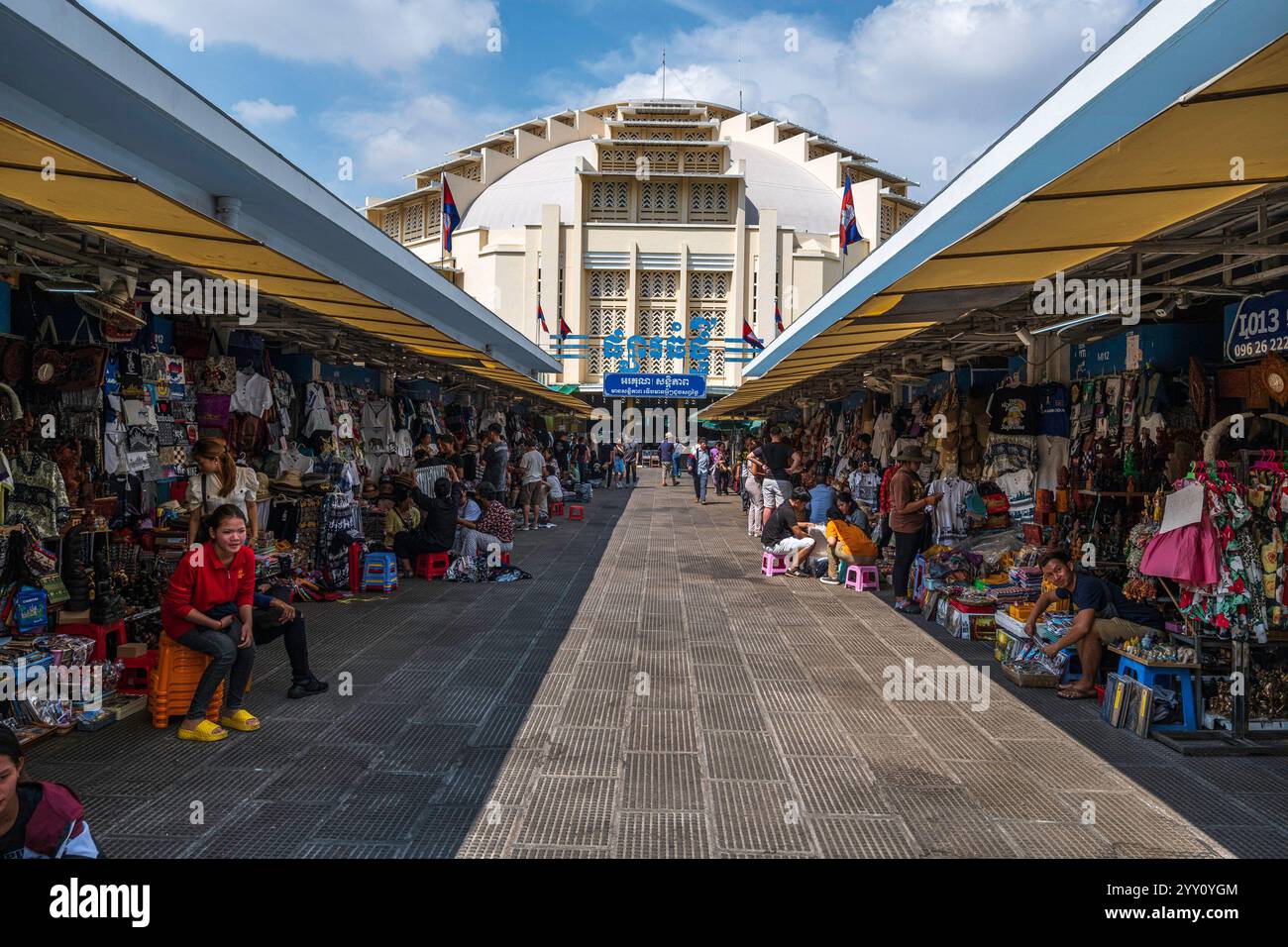 Cambogia, Cambogia, 2024-02-28, Phnom Penh, Street Life, mercato centrale, marche centrali, sole, ombre, calore, venditori, architettura, merchandising, negozi Foto Stock