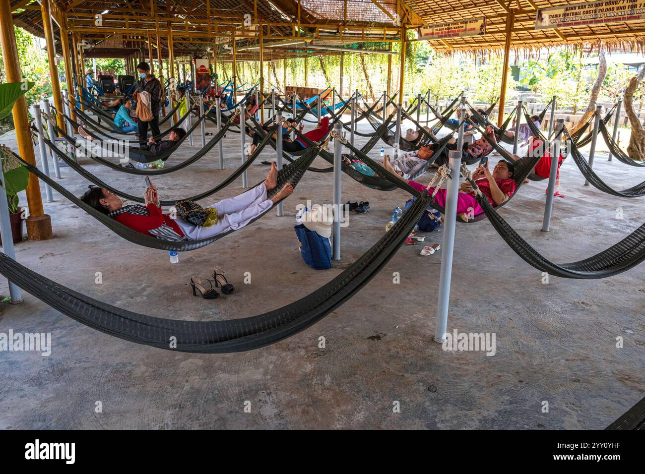Vietnam, 2024-03-02, delta del Mekong, amaca, calore, riposati, riposati, persone che riposano sulle amache, ombra, sole, calore, stanchi Foto Stock