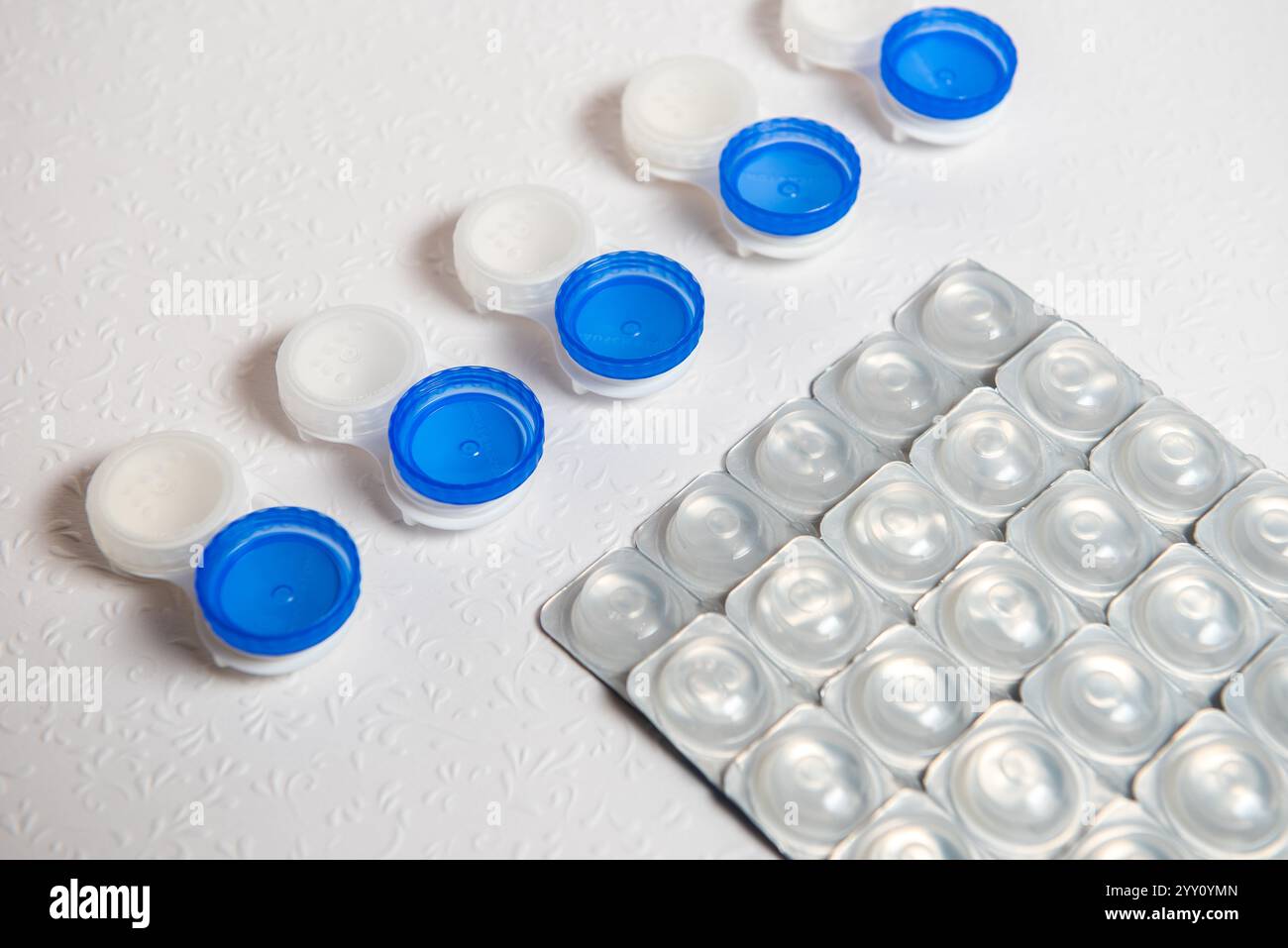 Lenti a contatto e custodia su sfondo bianco, vista dall'alto Foto Stock