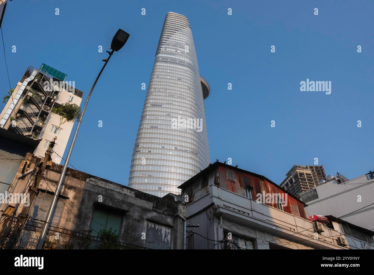 Vietnam, 2024-03-04, ho chi Minh City, Saigon, Bitexco Financial Tower, Sky scraper, edificio, architettura, strada, cielo blu, design, casa Foto Stock