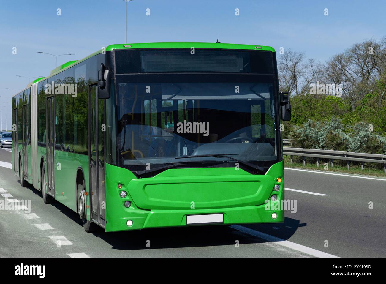 Autobus verde sulla strada. Foto Stock