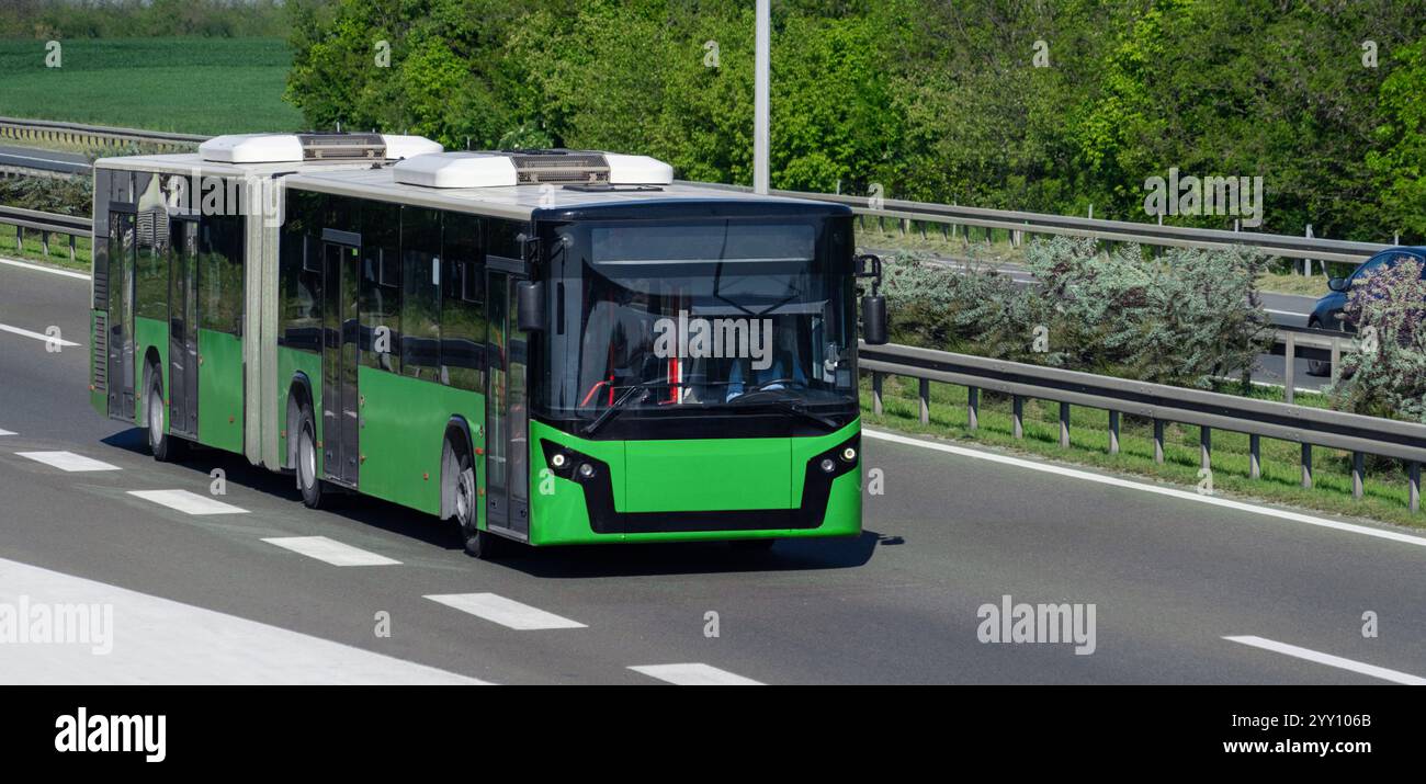 Autobus verde sulla strada. Foto Stock