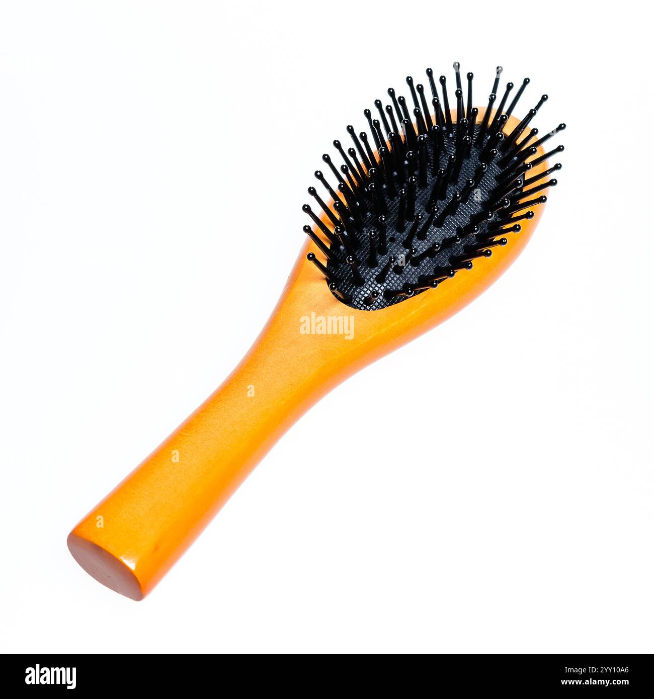 un pettine con spazzola in gomma isolato su sfondo bianco Foto Stock