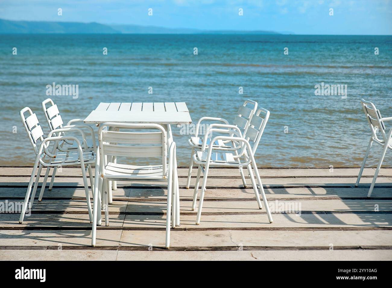 tavolo bianco con sedie vicino al mare Foto Stock