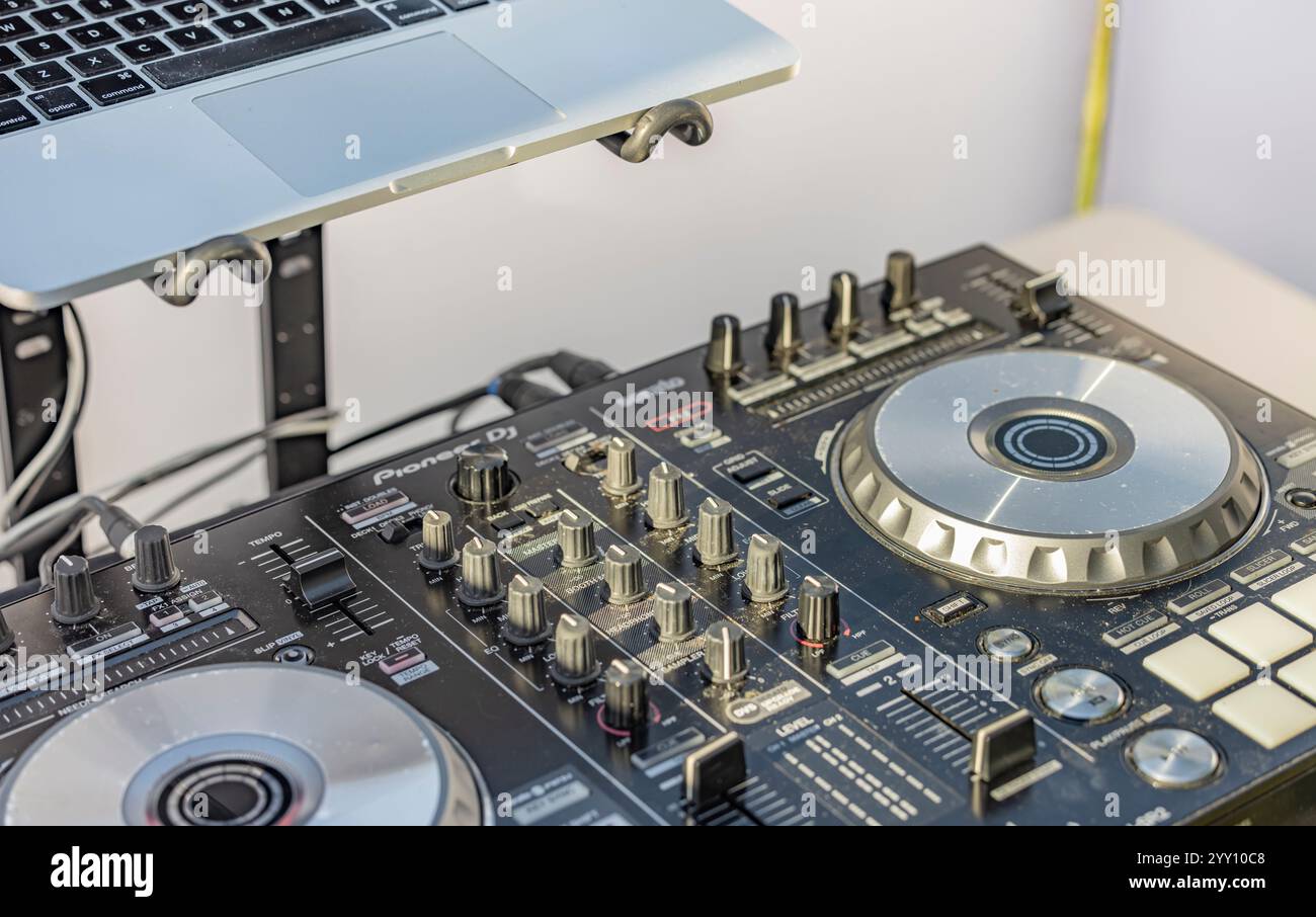 dettagli dell'equipaggiamento di un dj a una festa per la musica Foto Stock