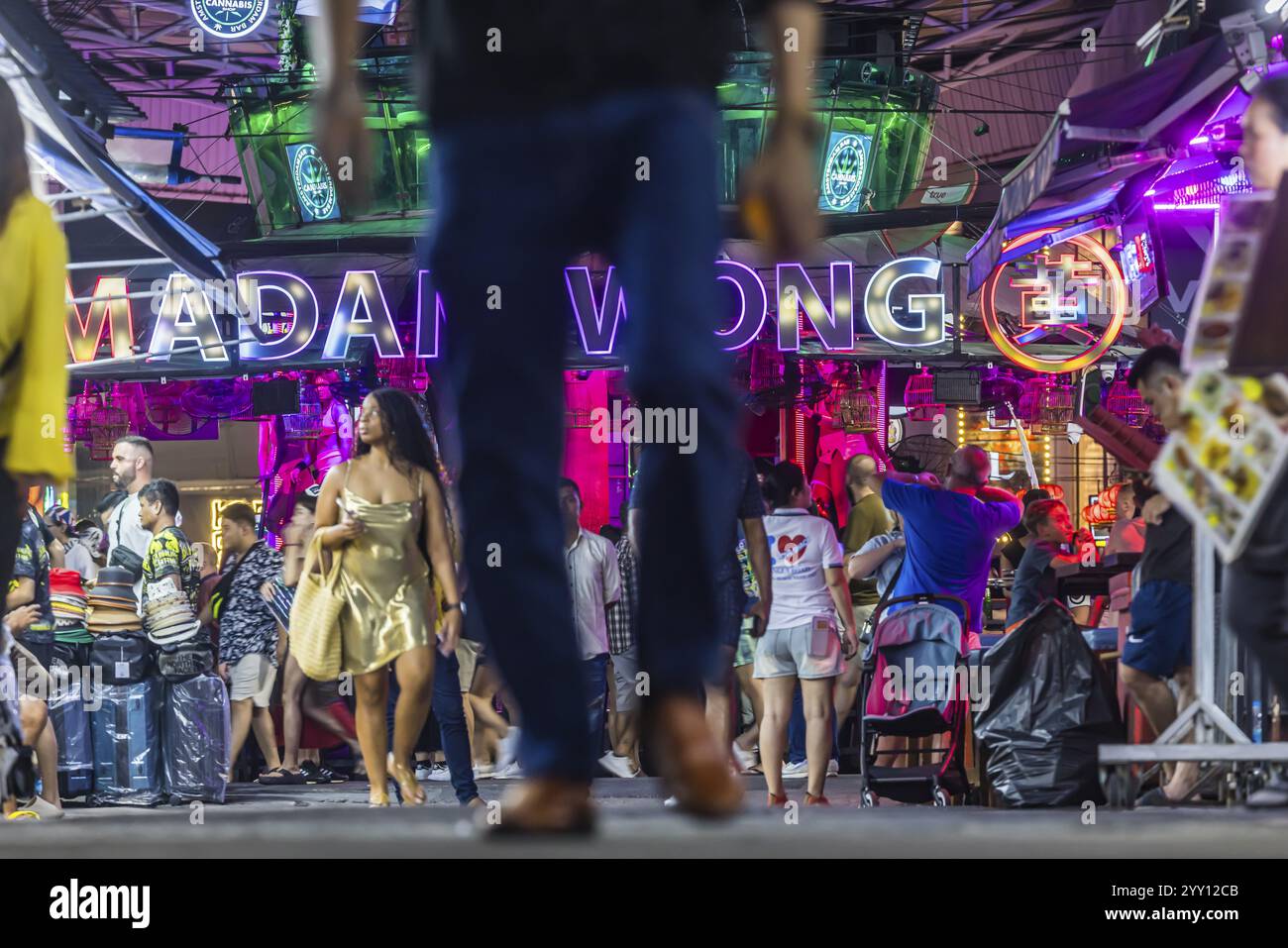 Folle di persone in Bangla Street di sera. Vita notturna su Bangla Walking Street con bar, club, bar di cannabis ed estrema sonorità. Paton Foto Stock