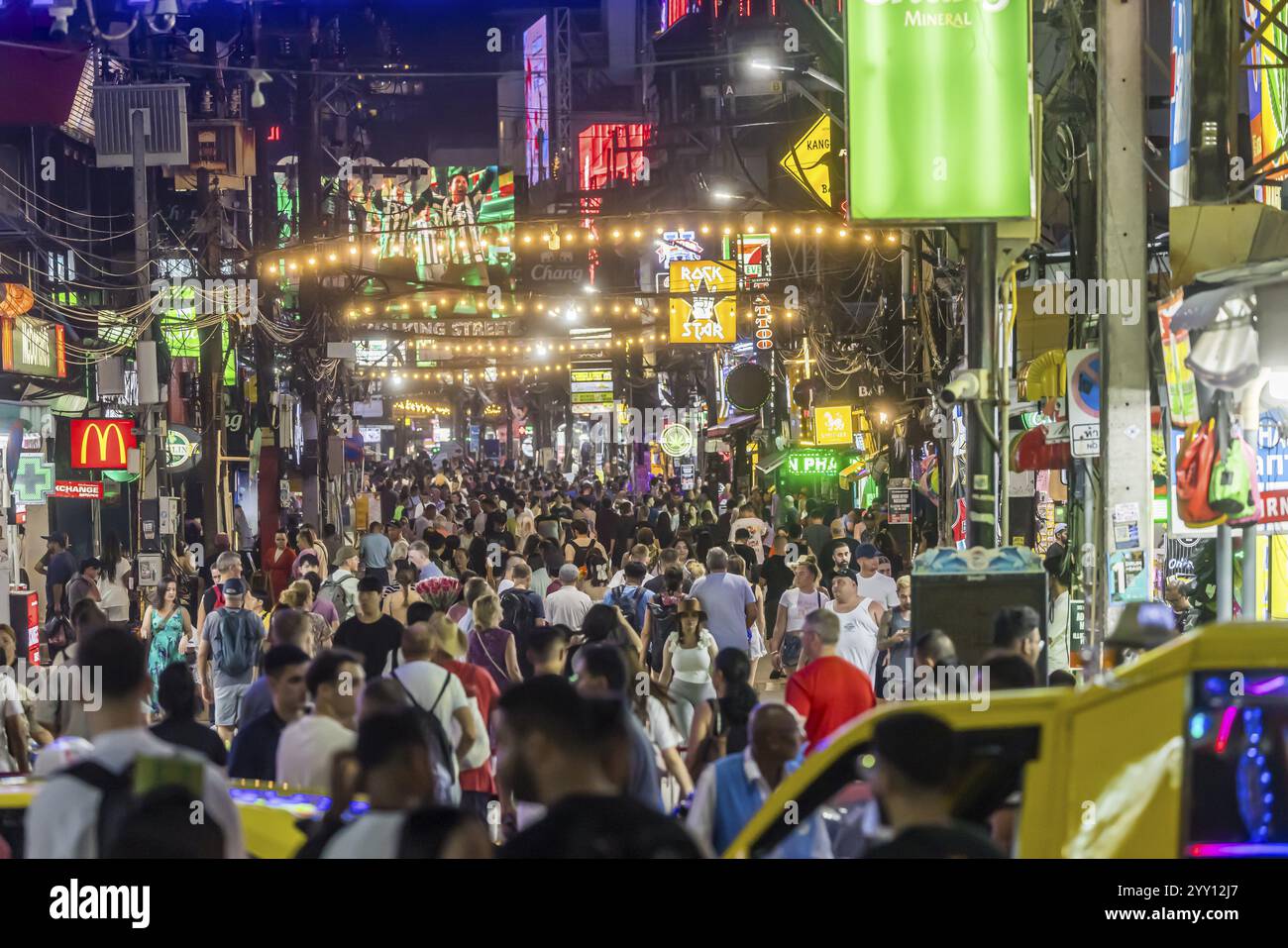 Folle di persone in Bangla Street di sera. Vita notturna su Bangla Walking Street con bar, club, bar di cannabis ed estrema sonorità. Paton Foto Stock