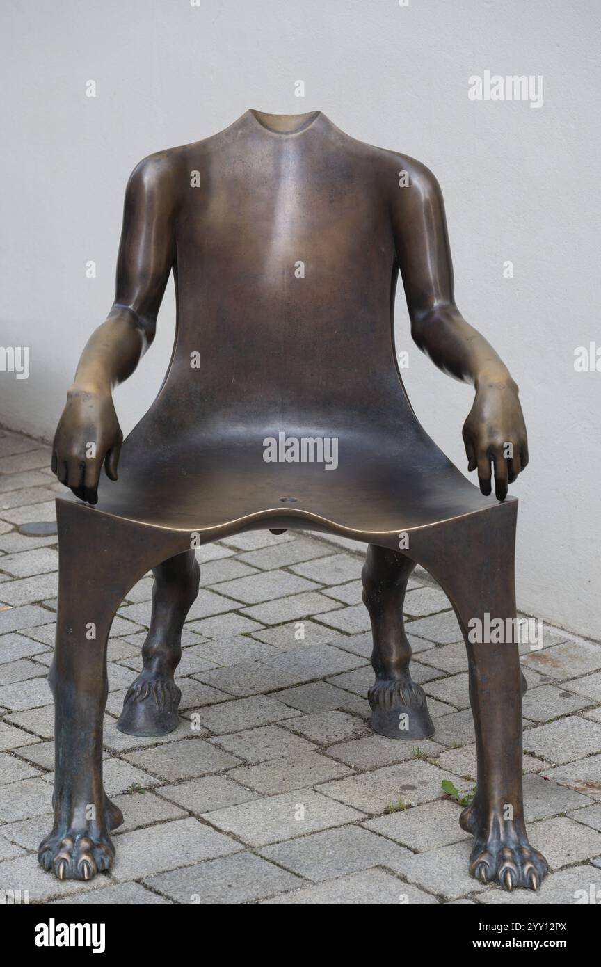 Sedia, oggetto d'arte in bronzo, ther Bub del 2016-2022 dello scultore di Monaco Lun Tuchnowski, Noerdlingen, Baviera, Germania, Europa Foto Stock