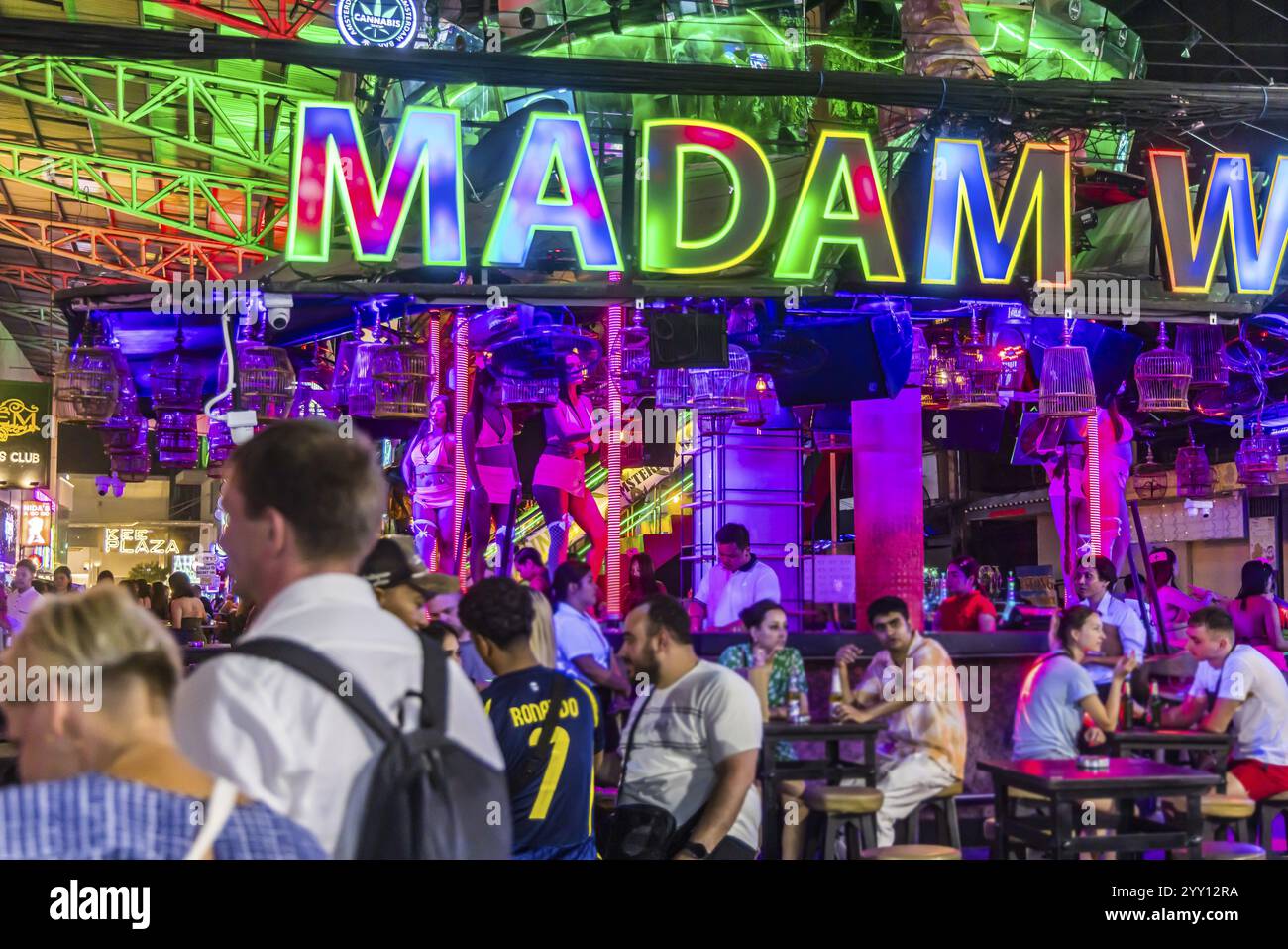 Folle di persone in Bangla Street di sera. Vita notturna su Bangla Walking Street con bar, club, bar di cannabis ed estrema sonorità. Paton Foto Stock