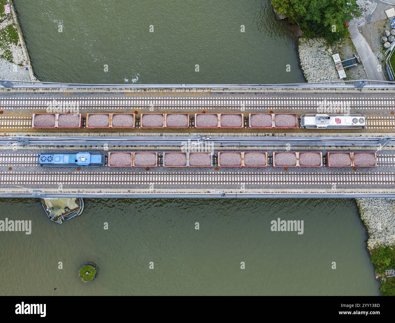 Test di carico sul ponte Neckar, vista aerea. A causa del design insolito, i controlli dimensionali sono obbligatori di fronte al ponte aperto ai treni. T Foto Stock