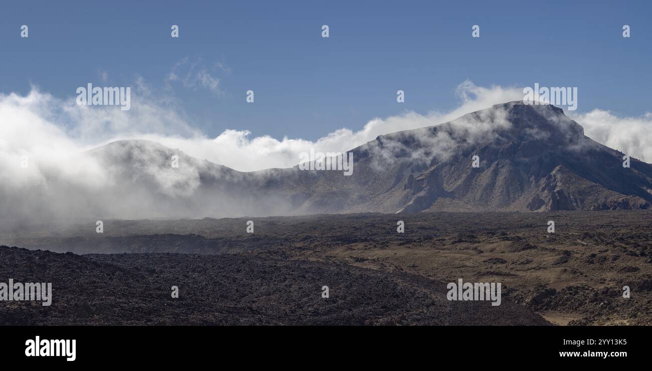 La cima del Montana Guajara, anche: Alto de Guajara, 2715 m, pareti del cratere, Caldera de las Canadas, un enorme calderone vulcanico, Parco Nazionale del Teide, Pa Foto Stock