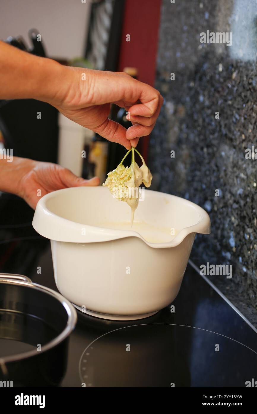 Cucina sveva, preparazione di torte di sambuco, Hollerkiacherl, immersione di fiori di sambuco nell'impasto, recipiente per mescolare, dessert, dessert, grassi cotti, organizzato su Foto Stock