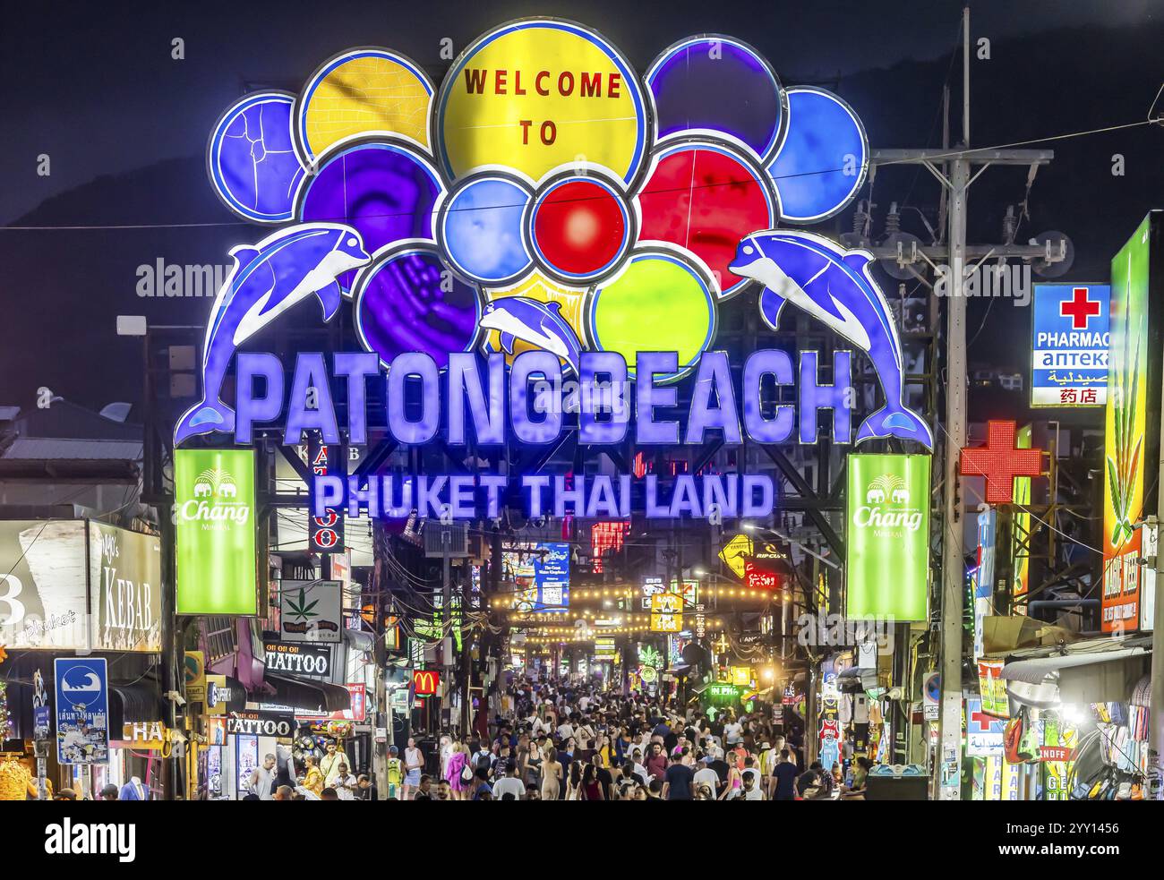 Folle di persone in Bangla Street di sera. Vita notturna su Bangla Walking Street con bar, club, bar di cannabis ed estrema sonorità. Paton Foto Stock