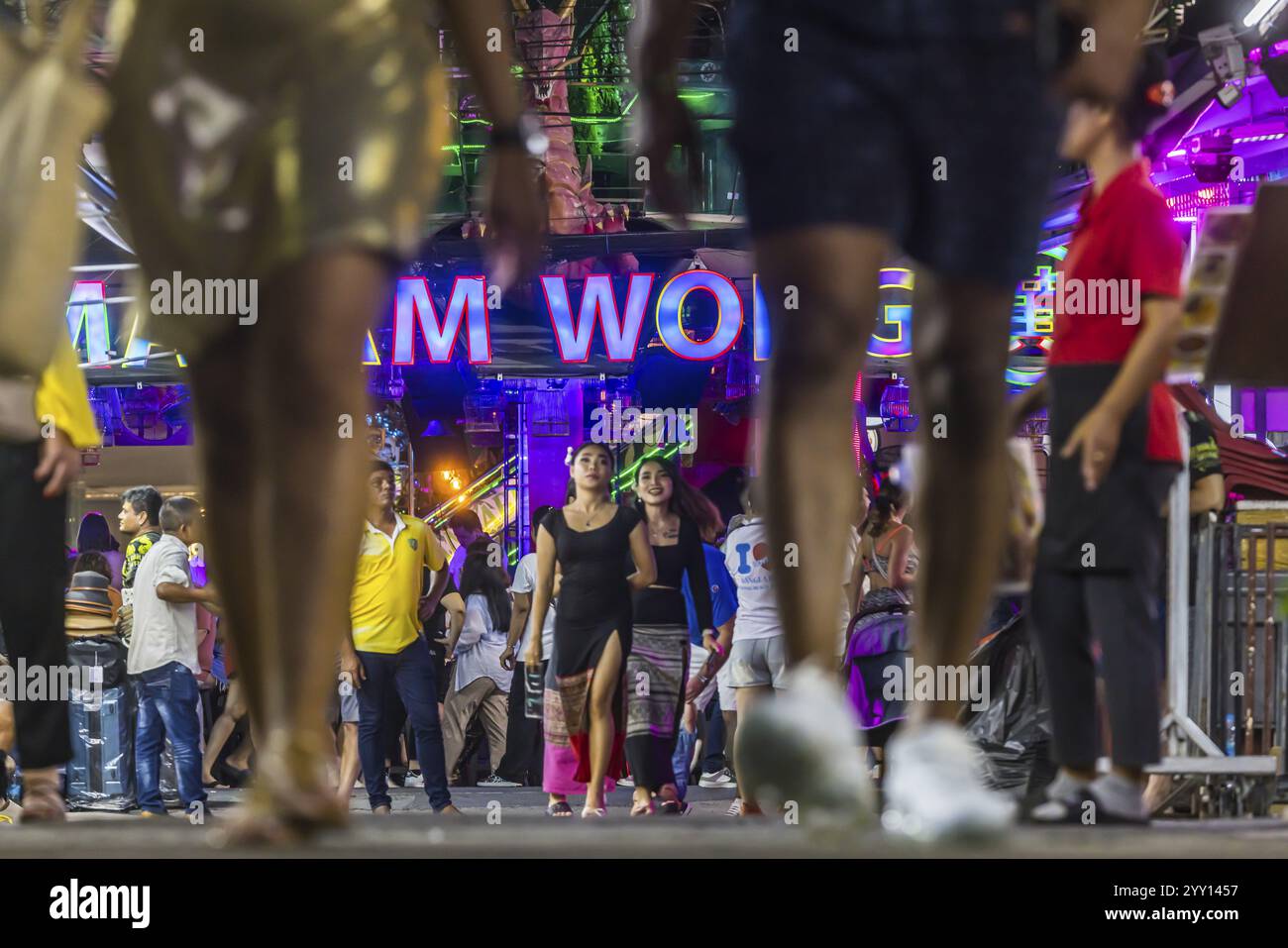 Folle di persone in Bangla Street di sera. Vita notturna su Bangla Walking Street con bar, club, bar di cannabis ed estrema sonorità. Paton Foto Stock