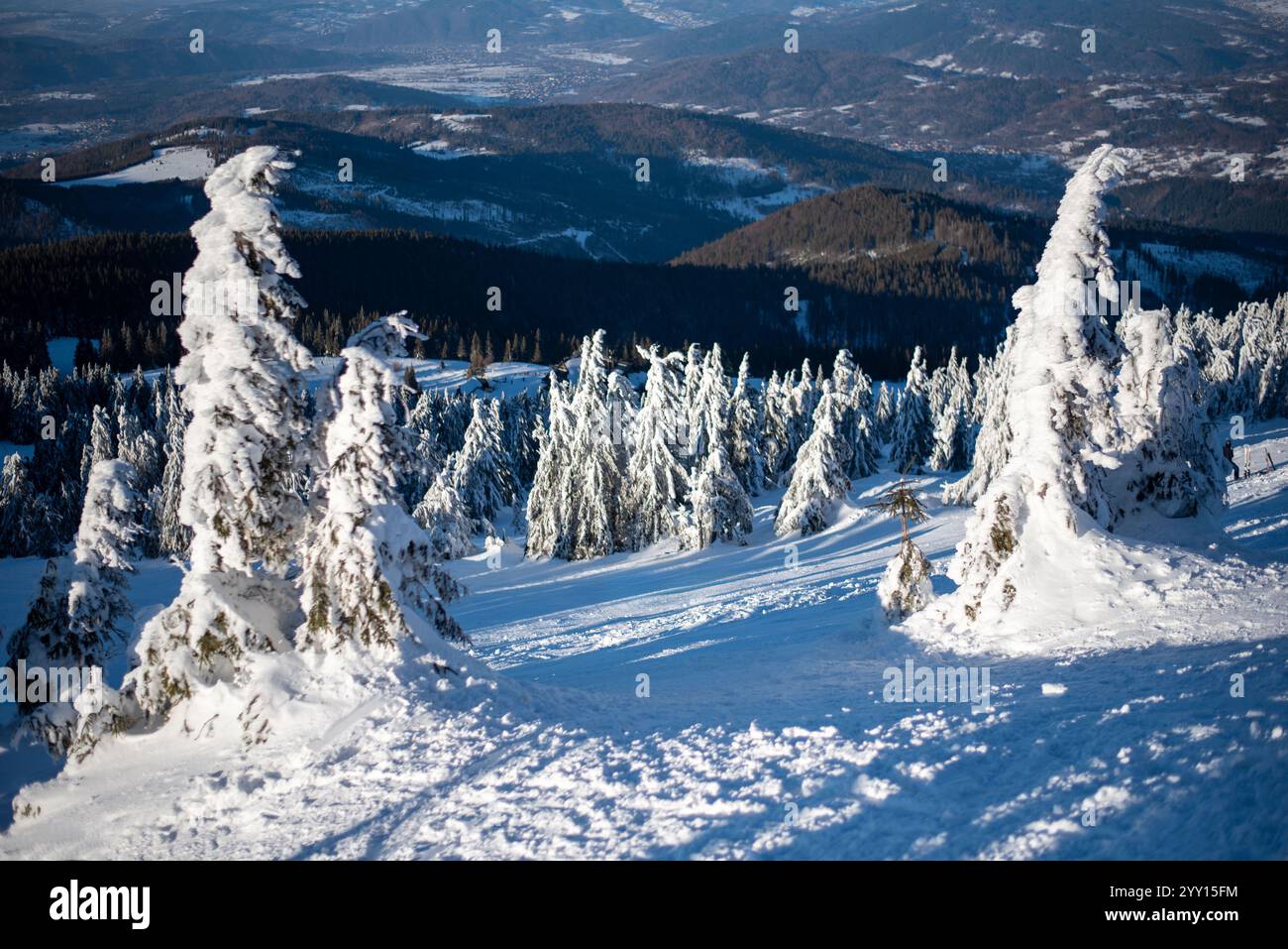 La stazione sciistica di Pilsko, situata al confine tra Slovenia e Polonia, offre piste panoramiche e viste panoramiche Foto Stock