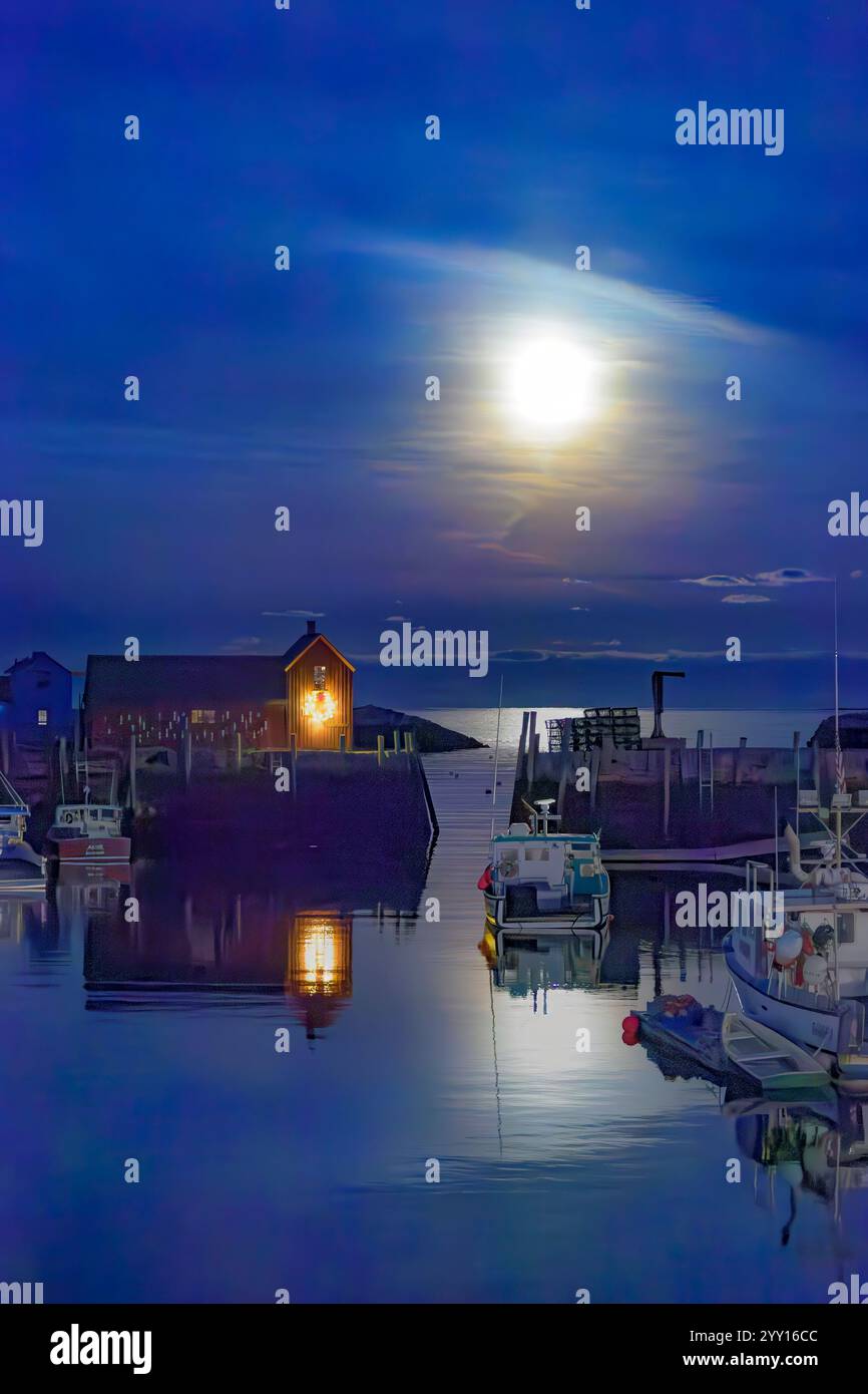 La Bright Cold Moon che illumina il mare al Bradley Wharf a Rockport, Massachusetts Foto Stock