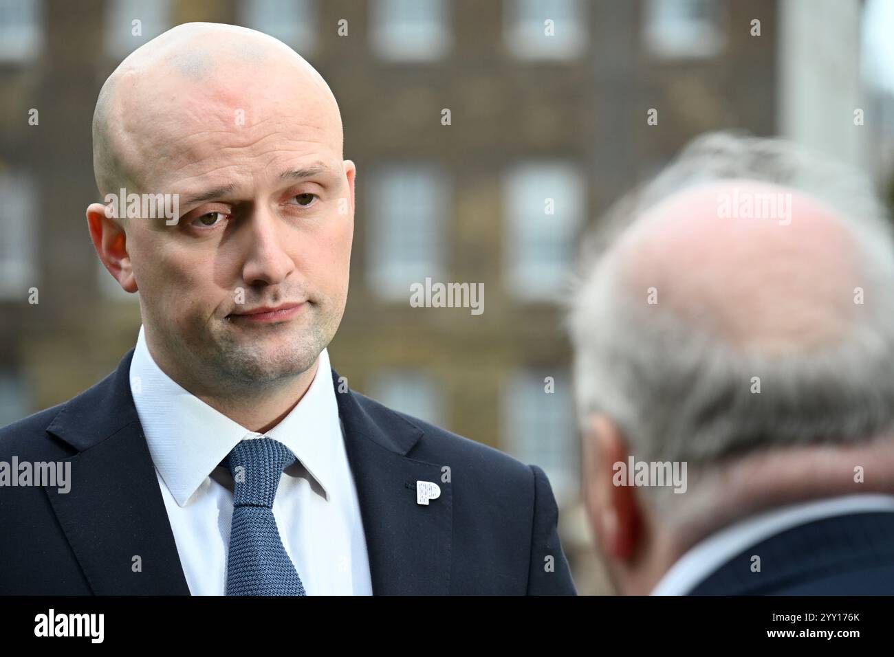 Londra, Regno Unito. Politics on College Green : Stephen Flynn leader del Partito Nazionale scozzese. Il Commissario Flynn è stato intervistato sul College Green quando ha affrontato la difficile situazione delle donne WASPI e ne ha difeso la causa. Crediti: michael melia/Alamy Live News Foto Stock