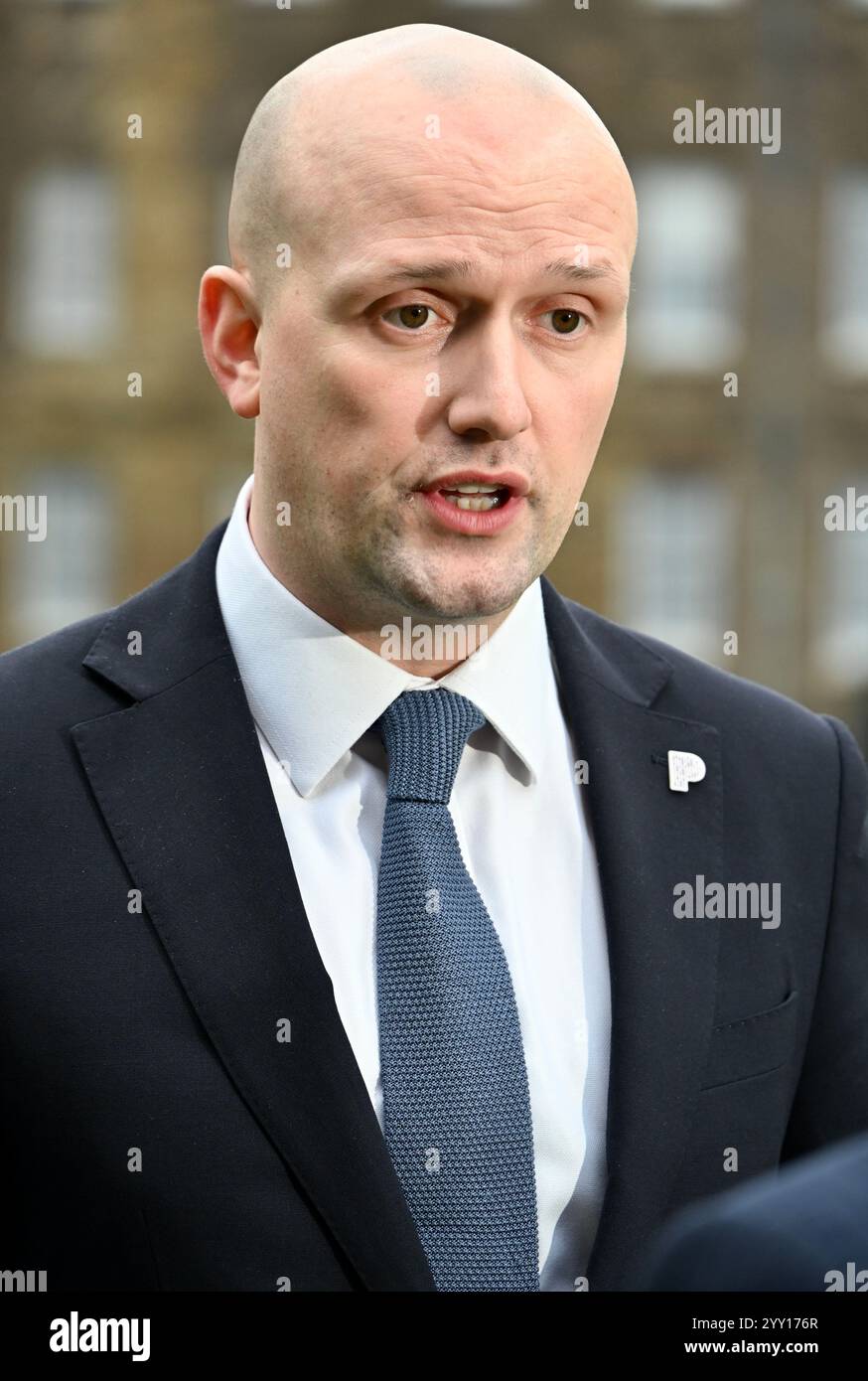 Londra, Regno Unito. Politics on College Green : Stephen Flynn leader del Partito Nazionale scozzese. Il Commissario Flynn è stato intervistato sul College Green quando ha affrontato la difficile situazione delle donne WASPI e ne ha difeso la causa. Crediti: michael melia/Alamy Live News Foto Stock