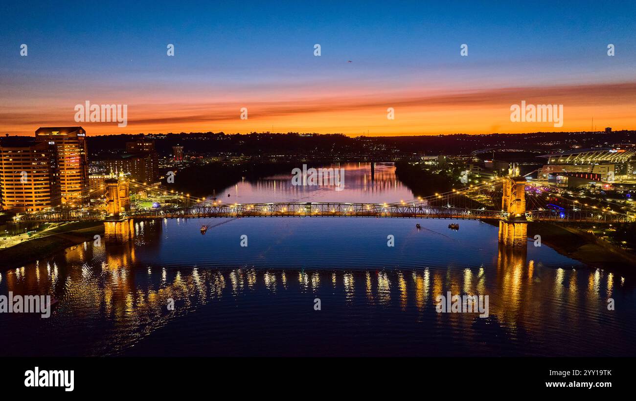 Antenna del Roebling Bridge al tramonto con riflessi sullo skyline Foto Stock