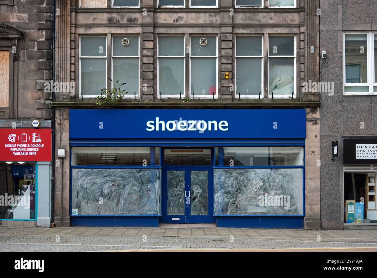 Filiale chiusa di Shoe zone a Elgin High Street, Moray, Scozia, Regno Unito. Foto Stock