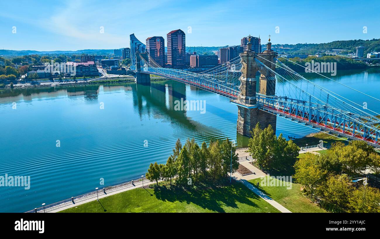 Aerea del John A Roebling Bridge e dello skyline di Covington Foto Stock