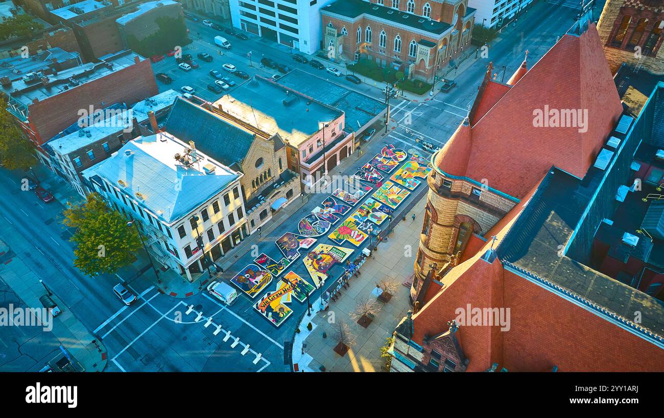 Aerial of Cincinnati Black Lives Matter Murals and Historical Architecture Foto Stock