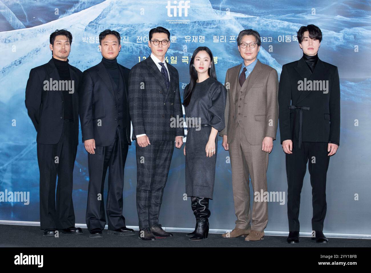 Seoul, Corea del Sud. 18 dicembre 2024. (Da L a R) gli attori sudcoreani Park Hoon, Jo Yoo-jin, Hyun Bin, Jeon Yeo-bin, Yoo Jae-myung e Lee Dong-wook, partecipano a una chiamata fotografica per la conferenza stampa del film Harbin Premiere al CGV Cinema di Seoul, Corea del Sud, il 18 dicembre 2024. (Foto di Lee Young-ho/Sipa USA) credito: SIPA USA/Alamy Live News Foto Stock