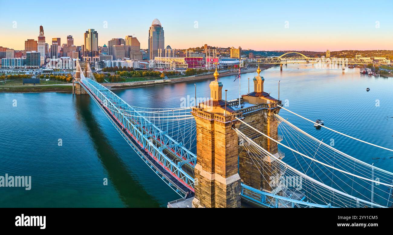 Panorama aereo sul Roebling Bridge skyline di Cincinnati presso Golden Hour Foto Stock