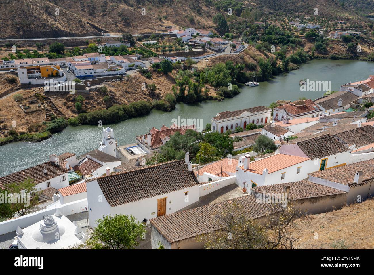 Vista aerea del ponte sotto il fiume Guadiana nella località Alentejo di Mertola-Portogallo Foto Stock